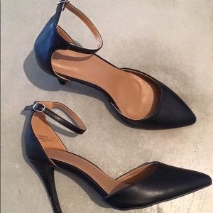 BAMBOO // Black single strap heel